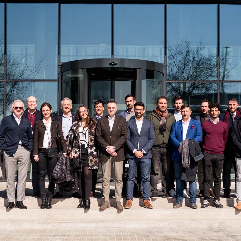 IMHOIT grupo frente a edificio